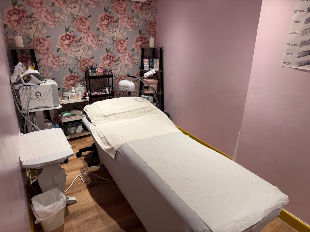 Lot: 98 - PERIOD TOWN CENTRE COMMERCIAL PREMISES - Treatment room